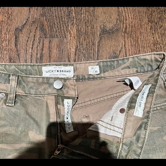 super cute LUCKY cut of denim shorts! great condition no signs of wear:) - Picture 2 of 3